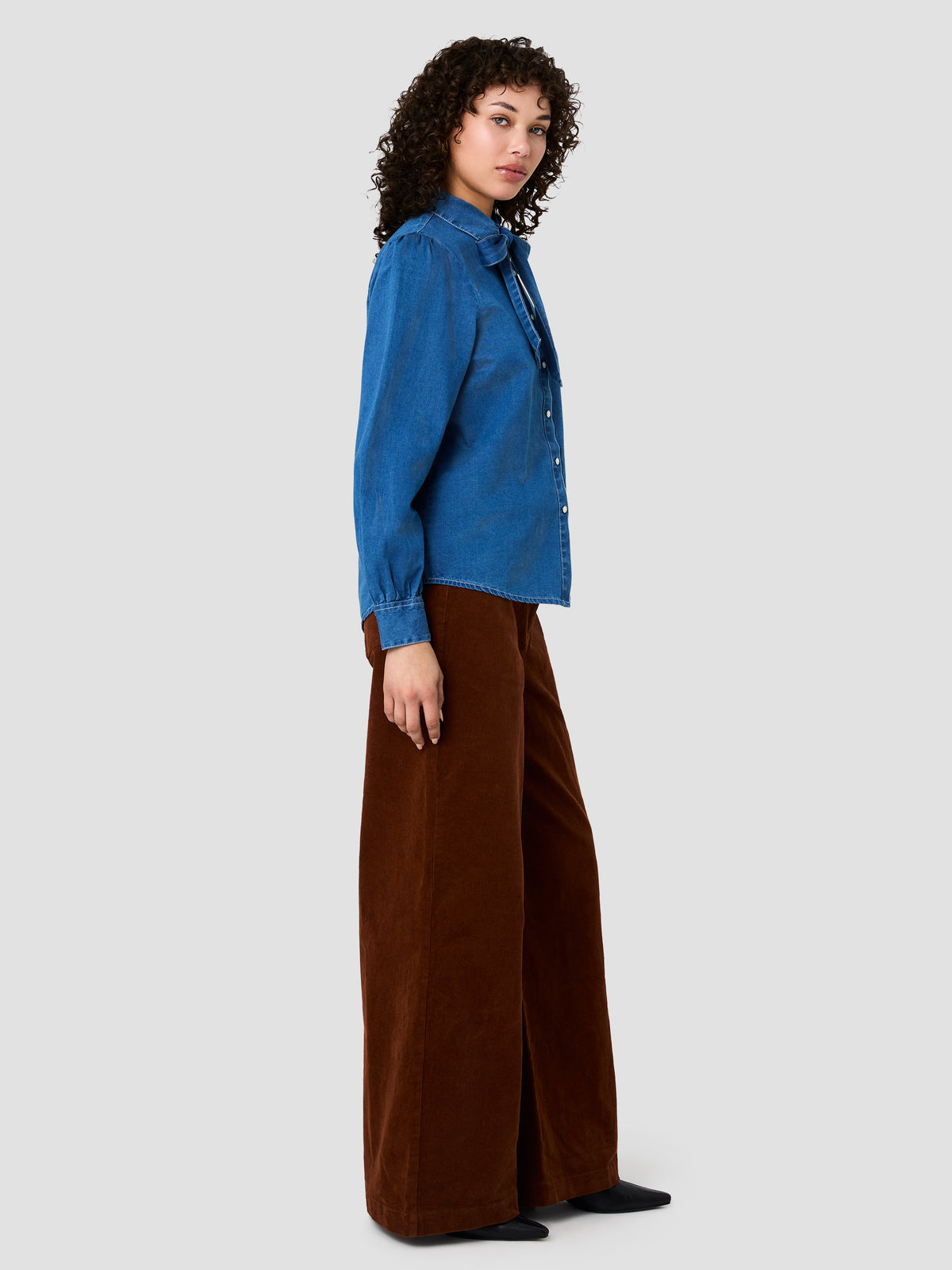 ZAVES CHAMBRAY BOW LONG SLEEVE TOP VIEW 5 | The Essentials Edit ZAVES CHAMBRAY BOW LONG SLEEVE TOP VIEW 5 | The Essentials Edit