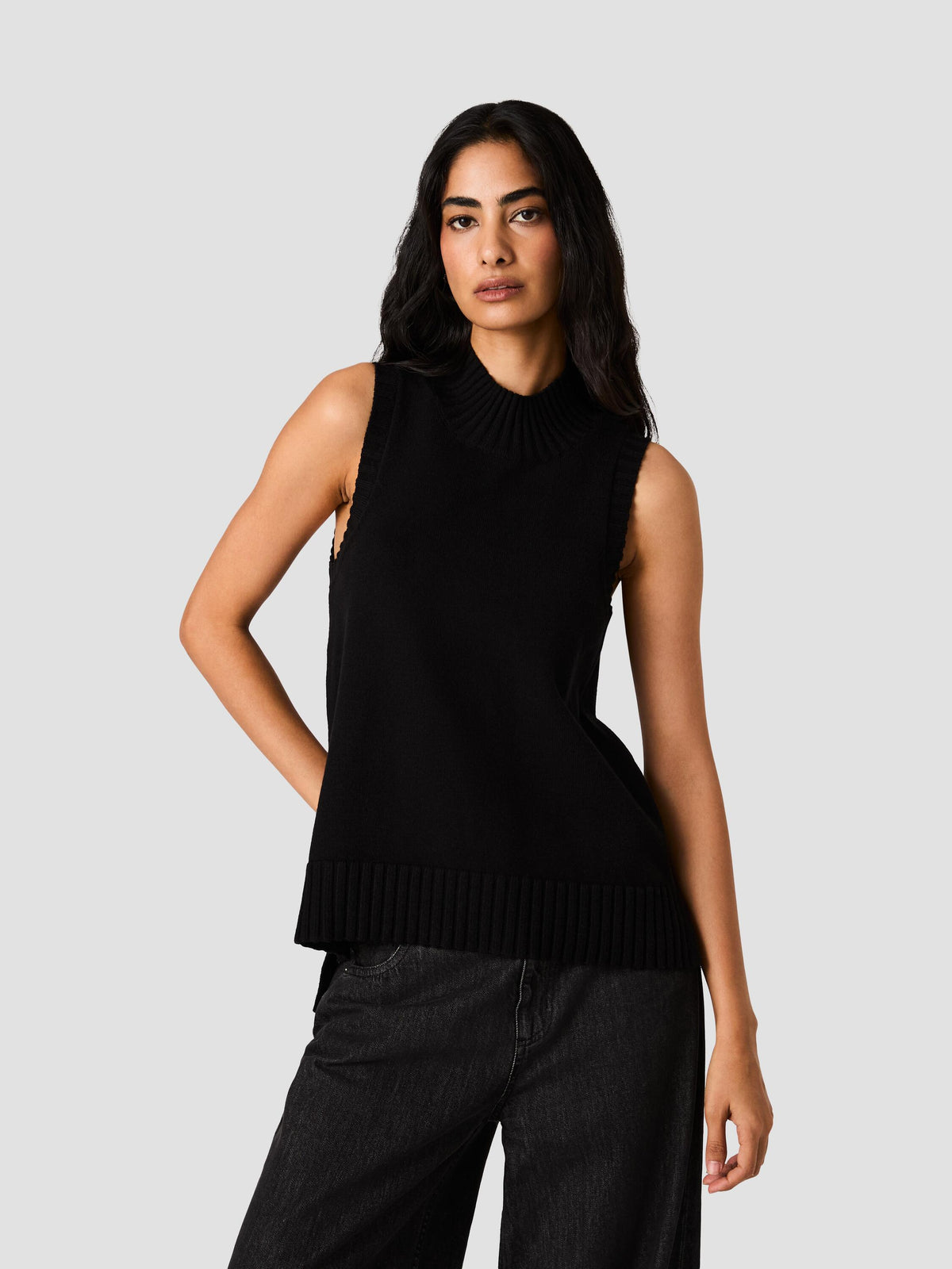 COSYSOFT HIGH-LOW SWEATER VEST VIEW 2 | The Layering Shop COSYSOFT HIGH-LOW SWEATER VEST VIEW 2 | The Layering Shop