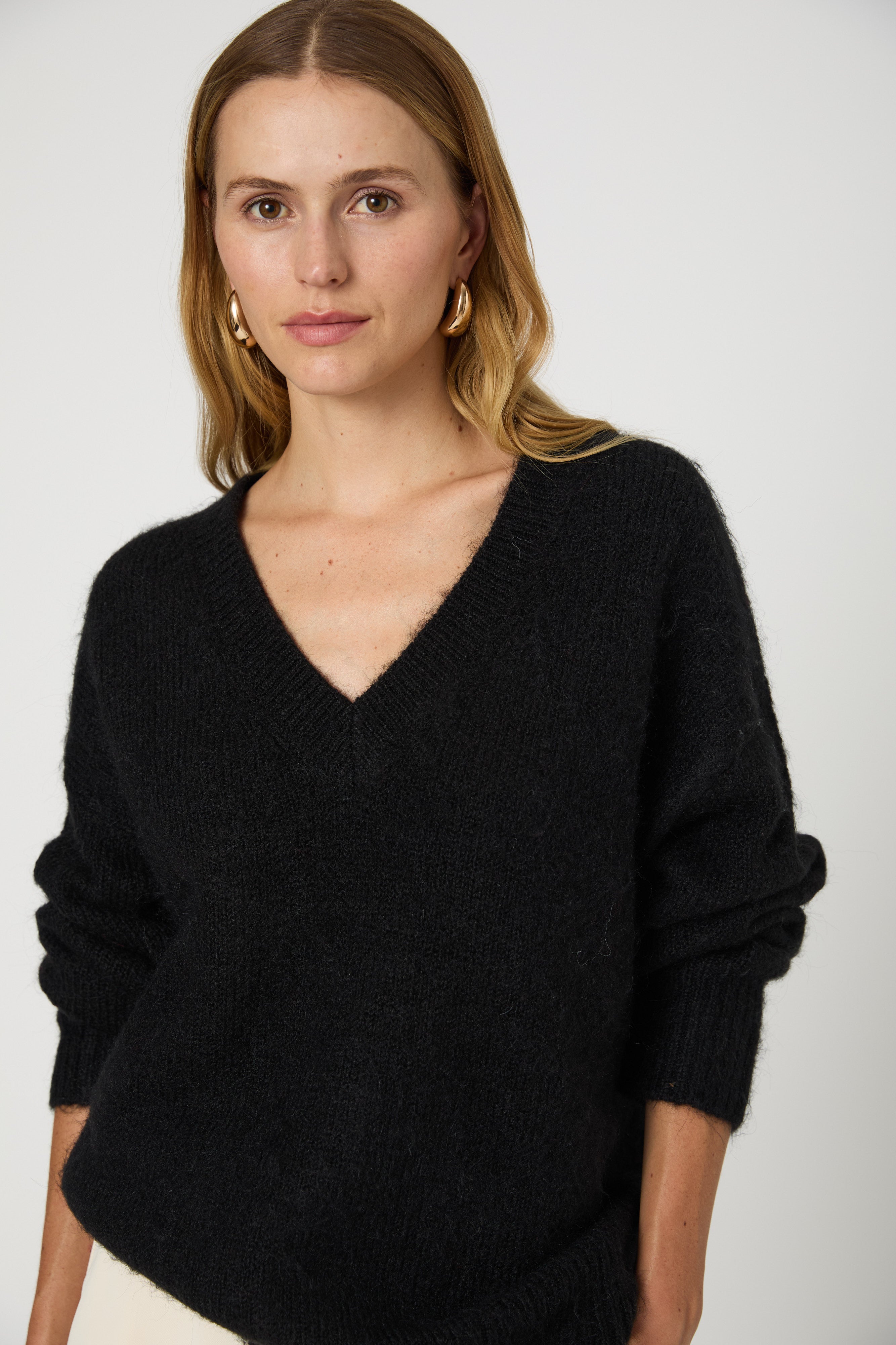 ぶたまん様　Fluffy V-neck Knit ブラック ぶたまん様Fluffy V-neck Knit ブラック