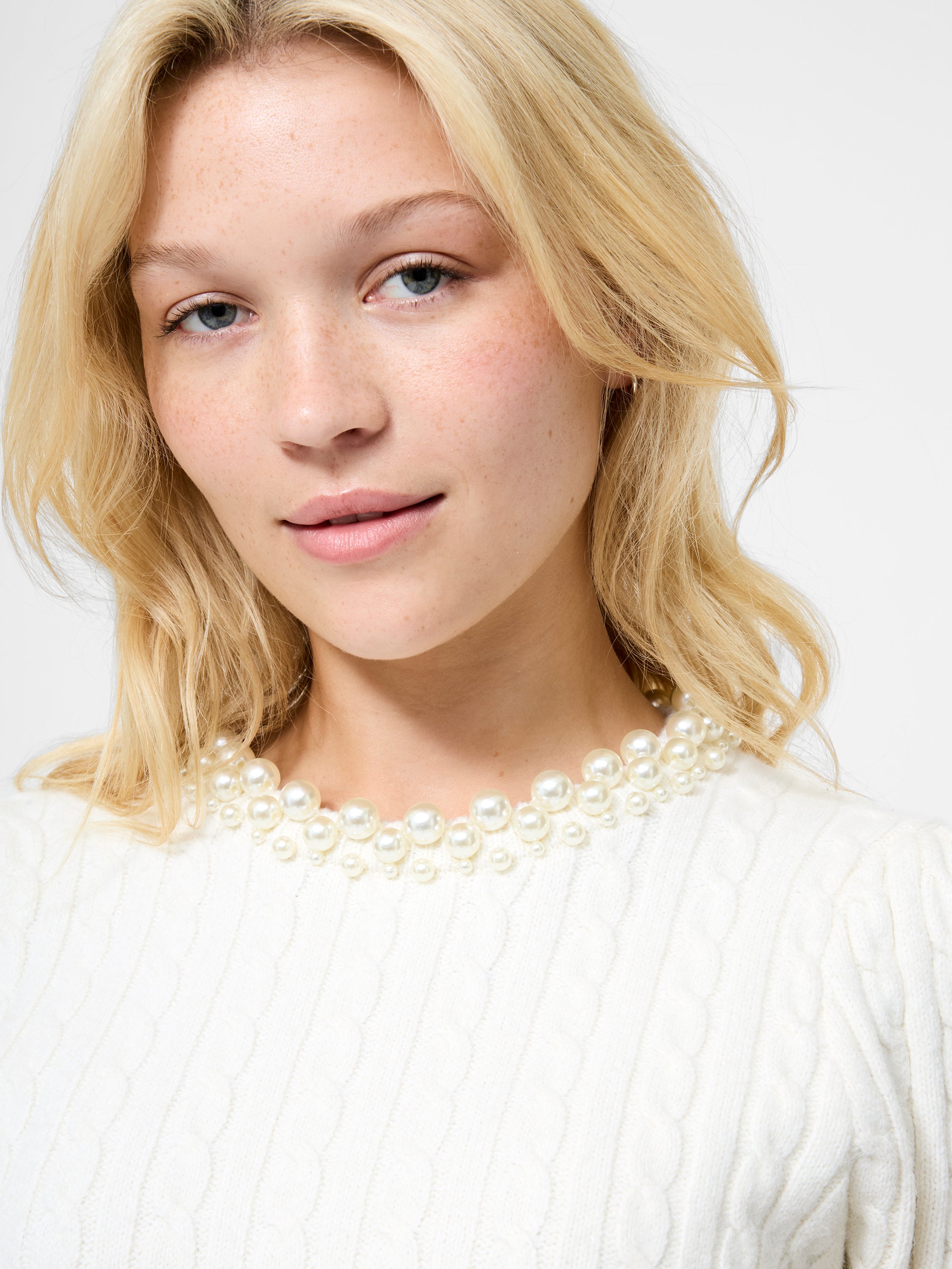 Embellished Neck Short Sleeve Sweater